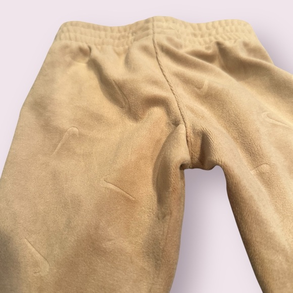 Newborn Nike Tan Velour Outfit Set Bodysuit And Pants - Picture 10 of 10